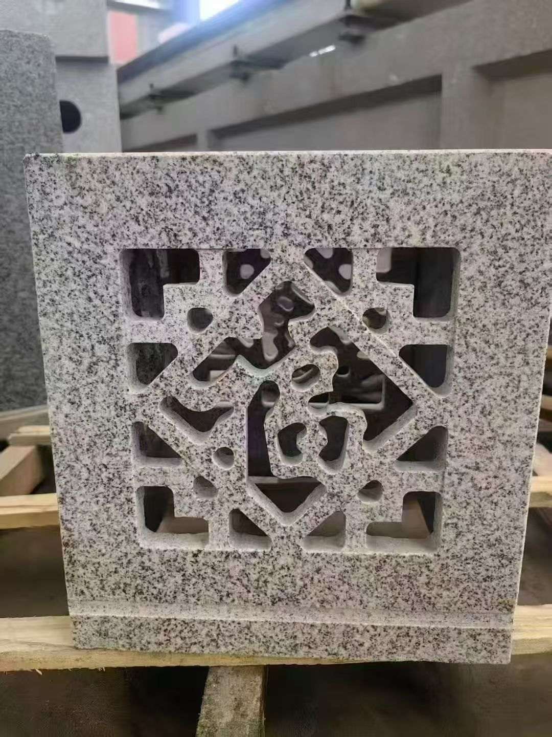 宣城 芝麻白花岗岩镂空雕花灯笼